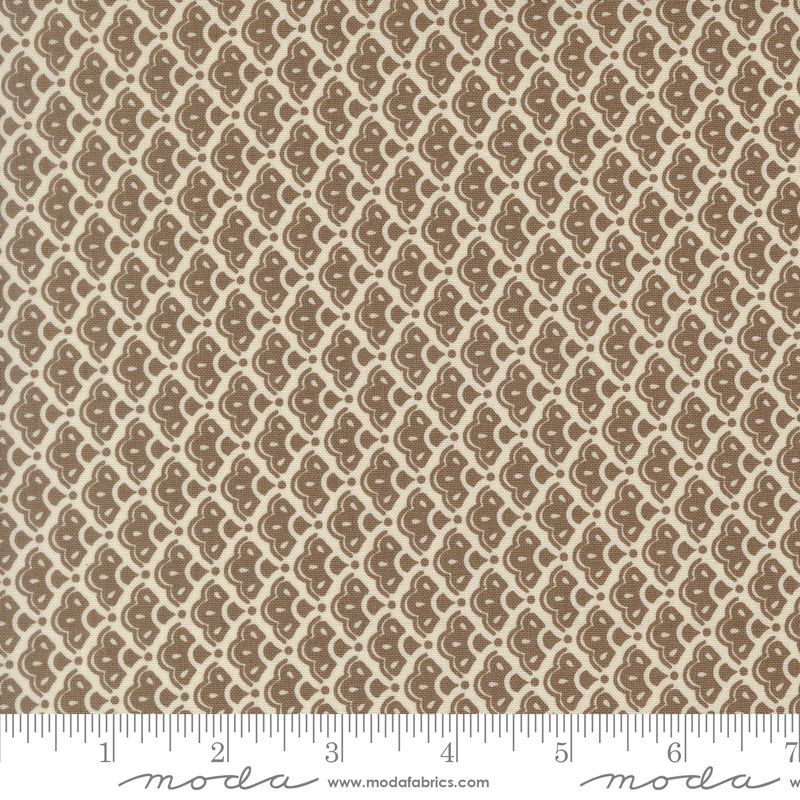 Dark brown fan motif on a cream background with a ruler for scale, featuring the brand 'Moda'.